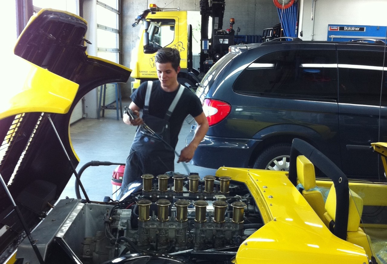 Bei der Arbeit: noch den letzten Schliff